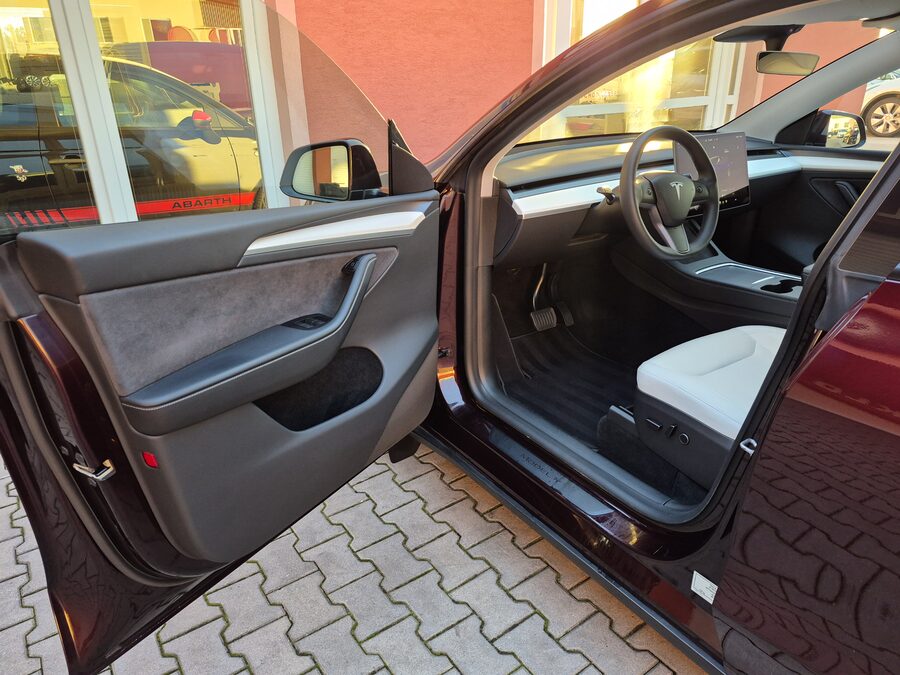 Tesla Model Y Long Range Dual Motor 378 kW, Berlín, EAP, tažné zařízení – fotografie 12 z 26