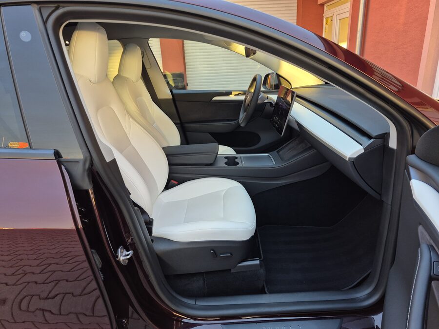 Tesla Model Y Long Range Dual Motor 378 kW, Berlín, EAP, tažné zařízení – fotografie 13 z 26