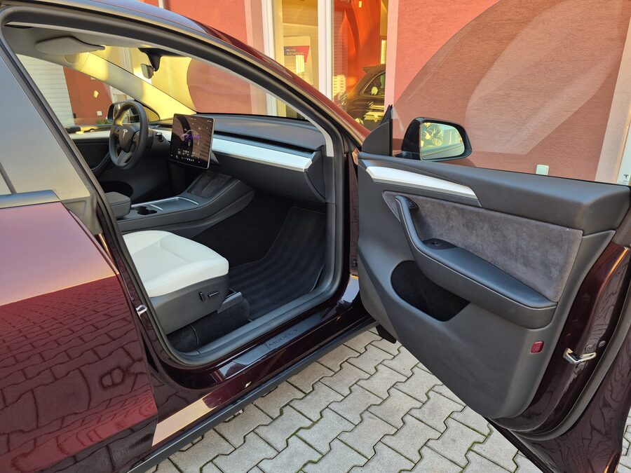 Tesla Model Y Long Range Dual Motor 378 kW, Berlín, EAP, tažné zařízení – fotografie 15 z 26