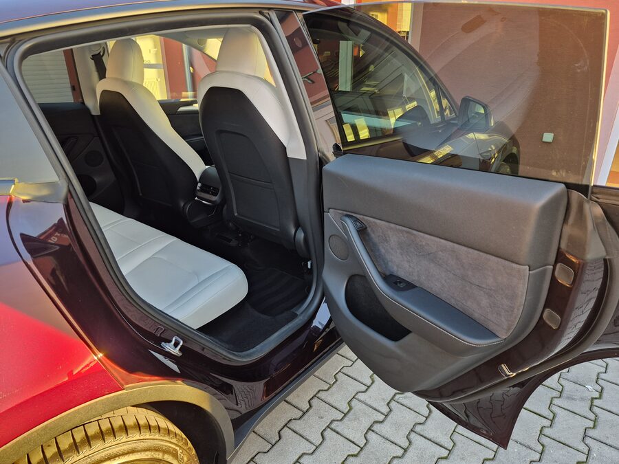Tesla Model Y Long Range Dual Motor 378 kW, Berlín, EAP, tažné zařízení – fotografie 16 z 26