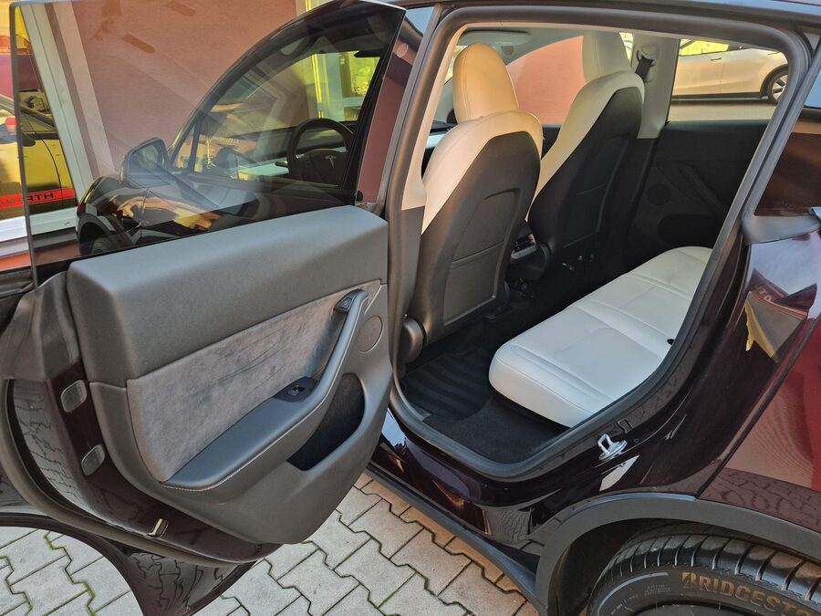Tesla Model Y Long Range Dual Motor 378 kW, Berlín, EAP, tažné zařízení – fotografie 18 z 26