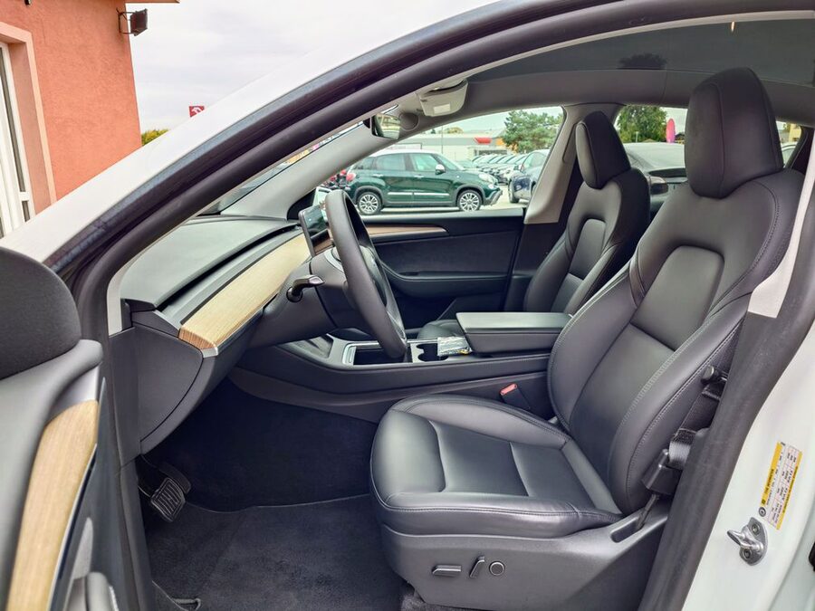 Tesla Model Y Standard plus RWD 220 kW – fotografie 11 z 25