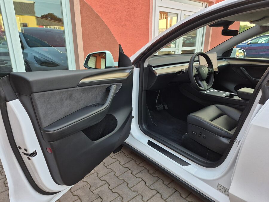 Tesla Model Y Standard plus RWD 220kW TAŽNÉ – fotografie 12 z 27