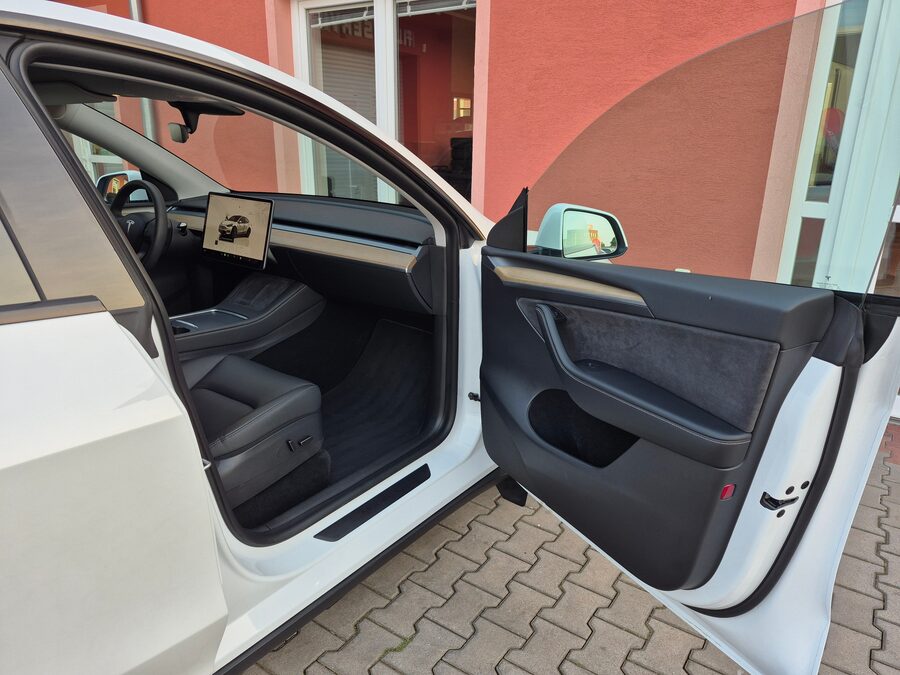 Tesla Model Y Standard plus RWD 220kW TAŽNÉ – fotografie 14 z 27