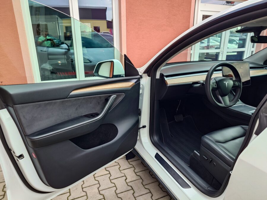 Tesla Model Y Long Range 378 kW - EAP + boost + tažné – fotografie 12 z 26