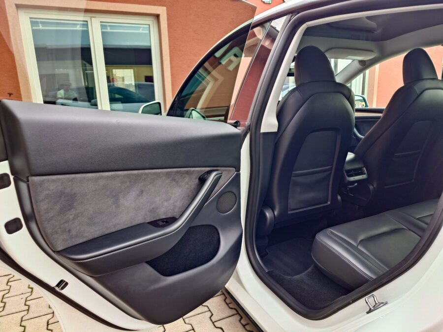 Tesla Model Y Long Range 378 kW - EAP + boost + tažné – fotografie 14 z 26