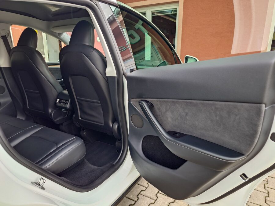 Tesla Model Y Long Range 378 kW - EAP + boost + tažné – fotografie 16 z 26