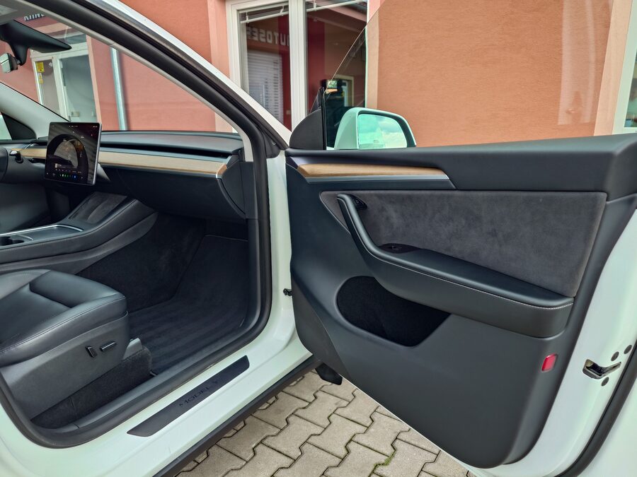Tesla Model Y Long Range 378 kW - EAP + boost + tažné – fotografie 18 z 26