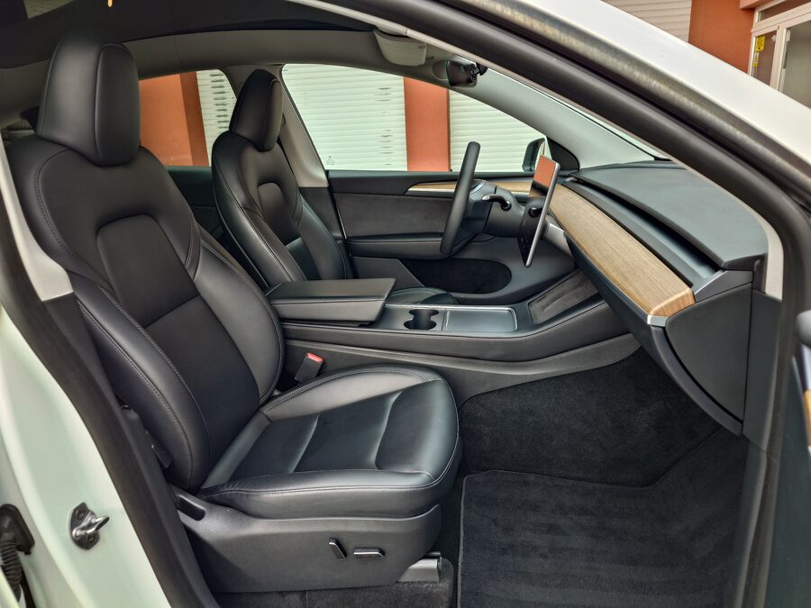 Tesla Model Y Long Range 378 kW - EAP + boost + tažné – fotografie 19 z 26