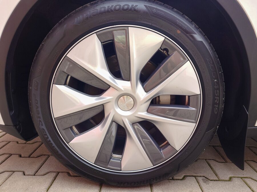 Tesla Model Y Long Range 378 kW - EAP + boost + tažné – fotografie 22 z 26