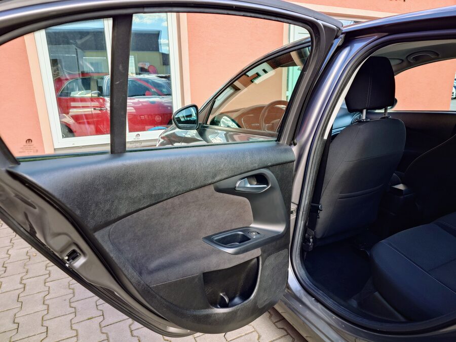 Fiat Tipo 1.6 JTDM Lounge 88 kW – fotografie 16 z 27