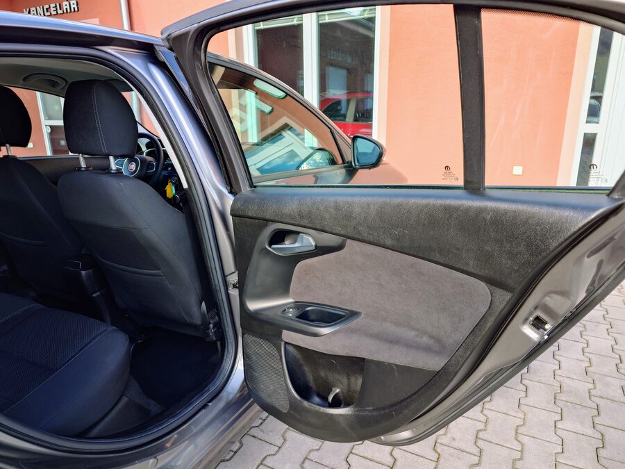 Fiat Tipo 1.6 JTDM Lounge 88 kW – fotografie 18 z 27