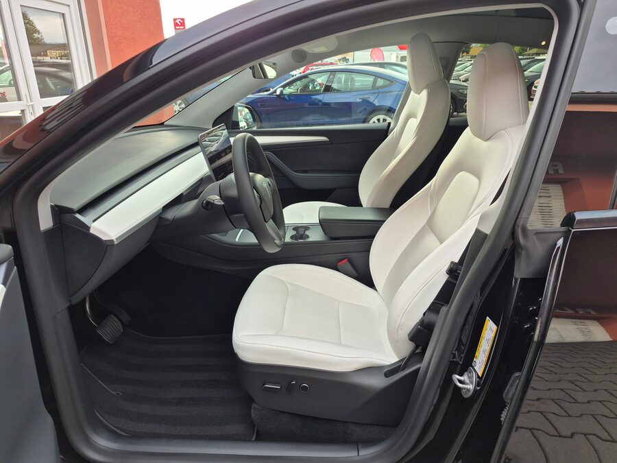 Tesla Model Y Long Range Dual Motor 378 kW, Berlín, tažné zařízení – fotografie 12 z 27