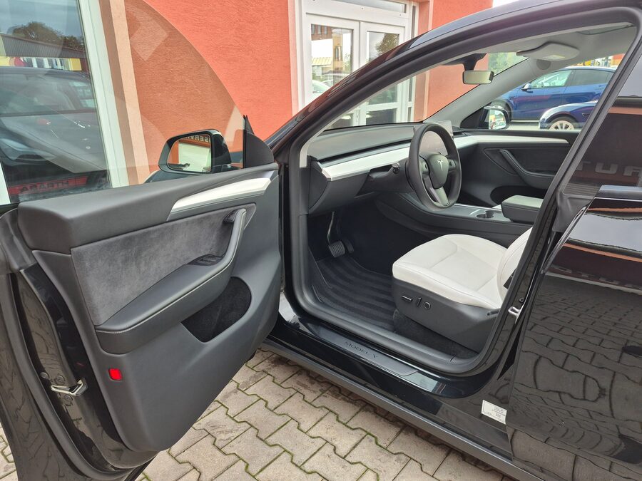 Tesla Model Y Long Range Dual Motor 378 kW, Berlín, tažné zařízení – fotografie 13 z 27