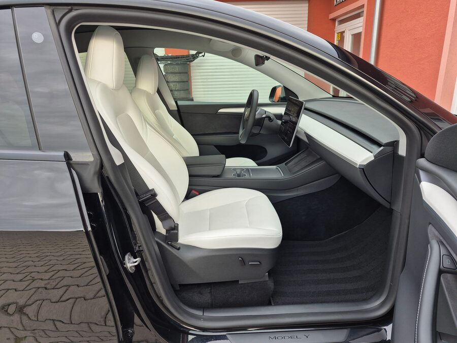 Tesla Model Y Long Range Dual Motor 378 kW, Berlín, tažné zařízení – fotografie 14 z 27