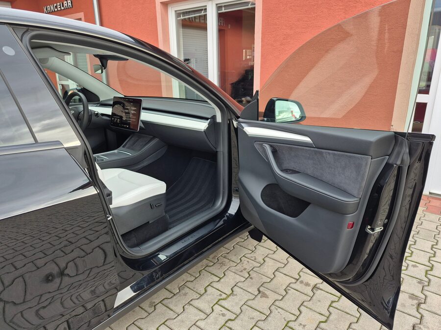 Tesla Model Y Long Range Dual Motor 378 kW, Berlín, tažné zařízení – fotografie 15 z 27