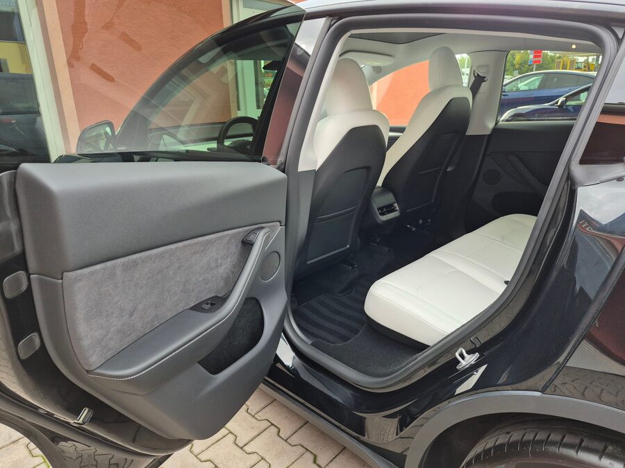 Tesla Model Y Long Range Dual Motor 378 kW, Berlín, tažné zařízení – fotografie 19 z 27