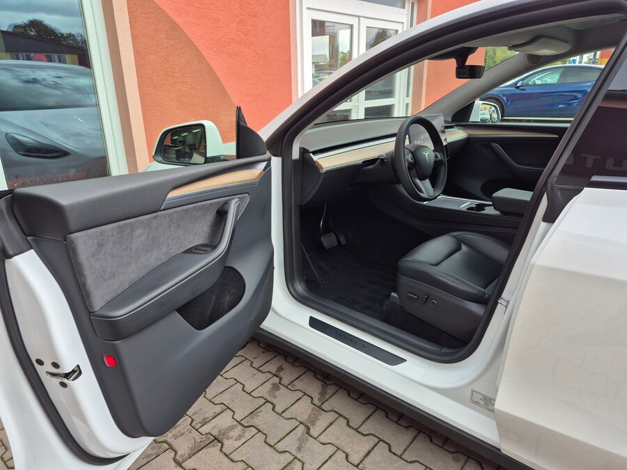 Tesla Model Y Long Range Dual Motor, Berlín tažné – fotografie 10 z 24