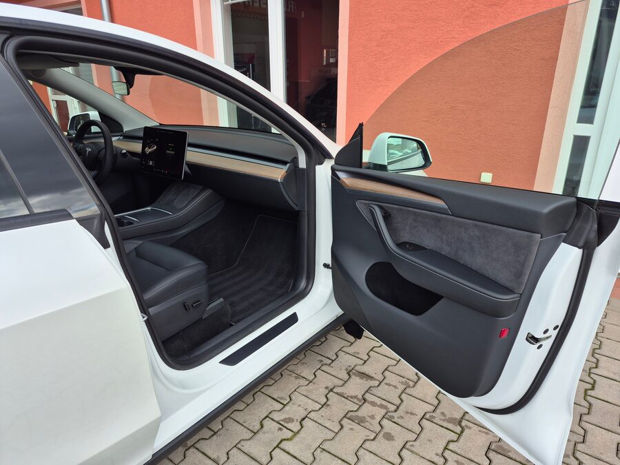 Tesla Model Y Long Range Dual Motor, Berlín tažné – fotografie 12 z 24