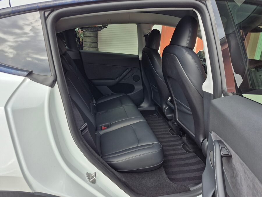 Tesla Model Y Long Range Dual Motor, Berlín tažné – fotografie 13 z 24