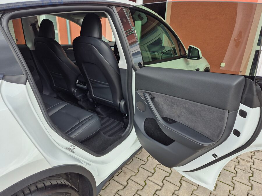 Tesla Model Y Long Range Dual Motor, Berlín tažné – fotografie 14 z 24