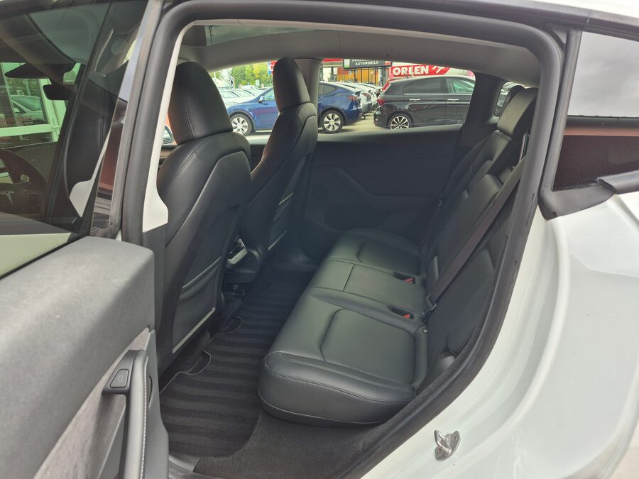 Tesla Model Y Long Range Dual Motor, Berlín tažné – fotografie 15 z 24