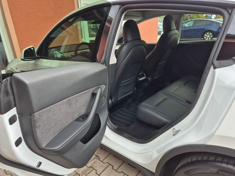 Tesla Model Y Long Range Dual Motor, Berlín tažné – fotografie 16 z 24