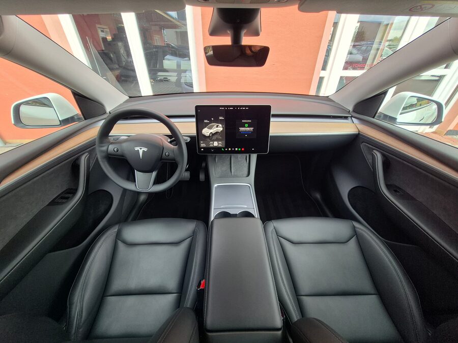 Tesla Model Y Long Range Dual Motor, Berlín tažné – fotografie 17 z 24
