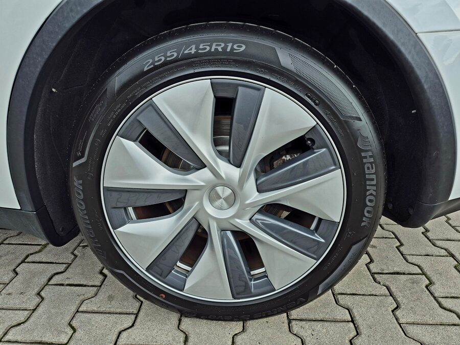 Tesla Model Y Long Range Dual Motor, Berlín tažné – fotografie 18 z 24