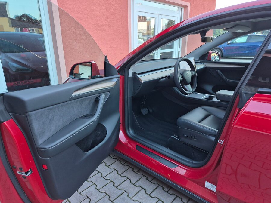 Tesla Model Y Long Range Dual Motor 378 kW – fotografie 12 z 26