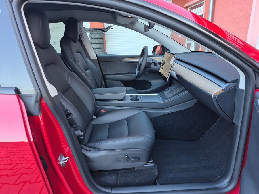 Tesla Model Y Long Range Dual Motor 378 kW – fotografie 13 z 26