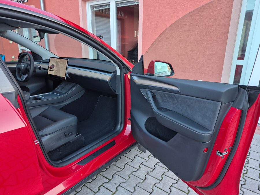 Tesla Model Y Long Range Dual Motor 378 kW – fotografie 15 z 26