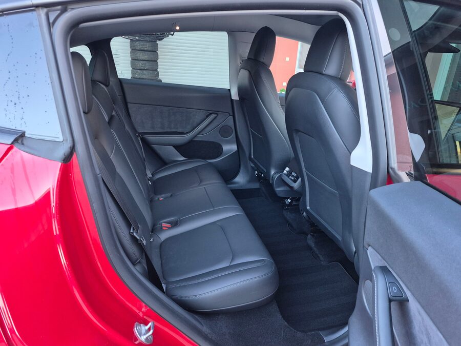 Tesla Model Y Long Range Dual Motor 378 kW – fotografie 16 z 26
