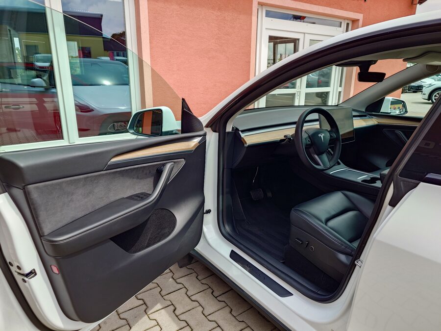 Tesla Model Y Long Range Dual Motor 378 kW – fotografie 12 z 23
