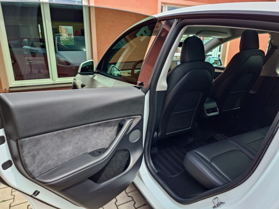 Tesla Model Y Long Range Dual Motor 378 kW – fotografie 14 z 23