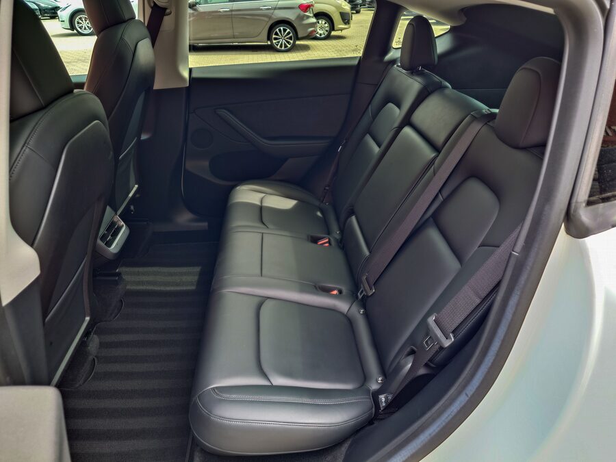 Tesla Model Y Long Range Dual Motor 378 kW – fotografie 15 z 23