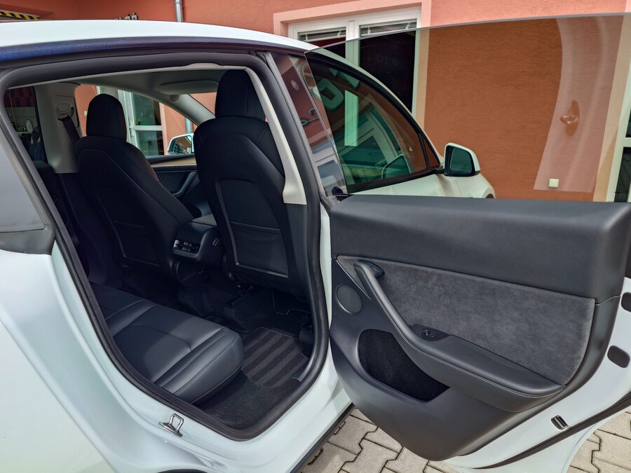 Tesla Model Y Long Range Dual Motor 378 kW – fotografie 16 z 23