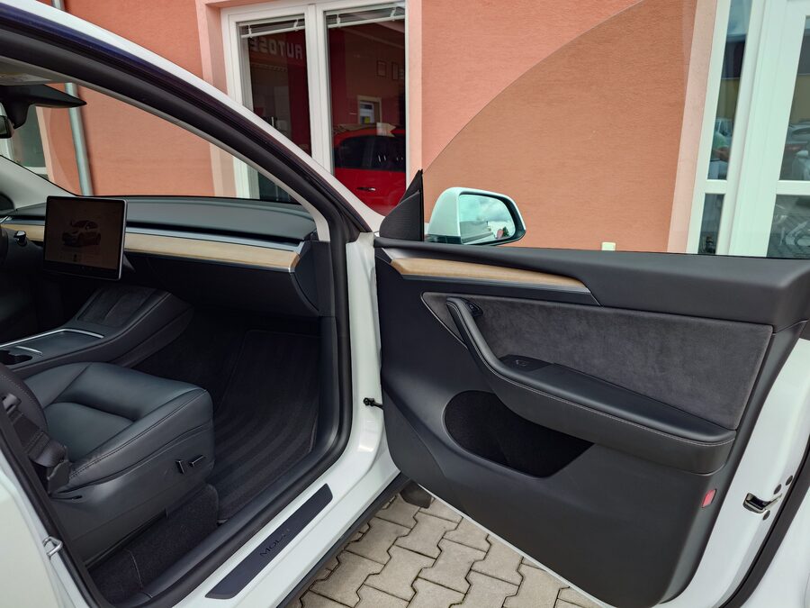 Tesla Model Y Long Range Dual Motor 378 kW – fotografie 18 z 23