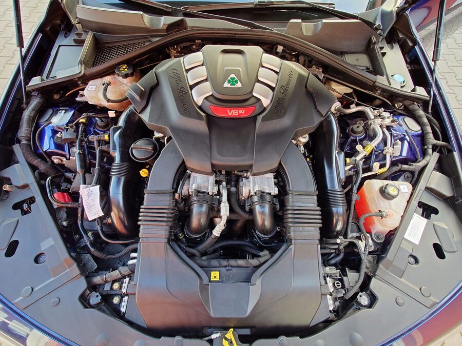 Alfa Romeo Giulia 2.9 V6 Bi-Turbo Quadrifoglio 375 kW – fotografie 10 z 30
