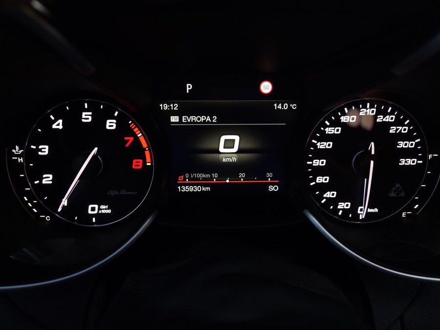 Alfa Romeo Giulia 2.9 V6 Bi-Turbo Quadrifoglio 375 kW – fotografie 22 z 30