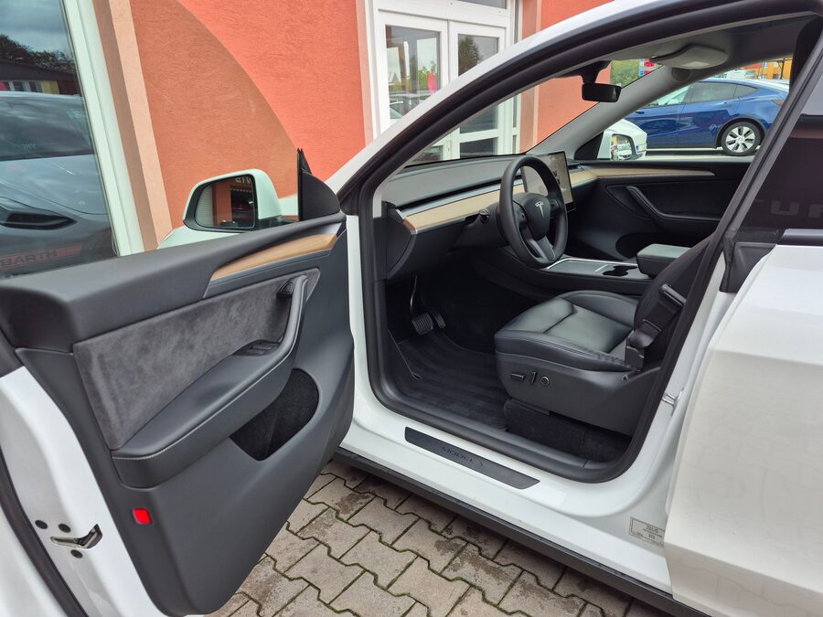 Tesla Model Y Long Range Dual Motor 378kW - BERLÍN – fotografie 13 z 26