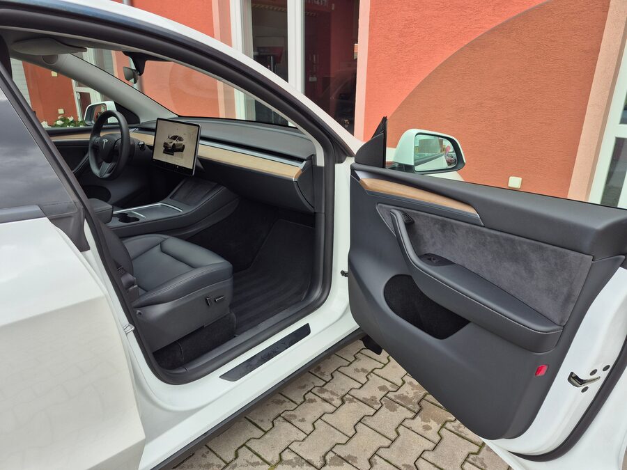 Tesla Model Y Long Range Dual Motor 378kW - BERLÍN – fotografie 15 z 26