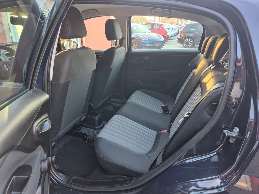 Fiat Punto 1.4 Basis 57 kW – fotografie 17 z 22
