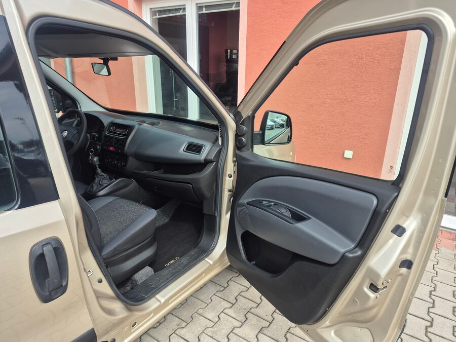Fiat Dobló 1.4 Dynamic 70 kW – fotografie 17 z 20