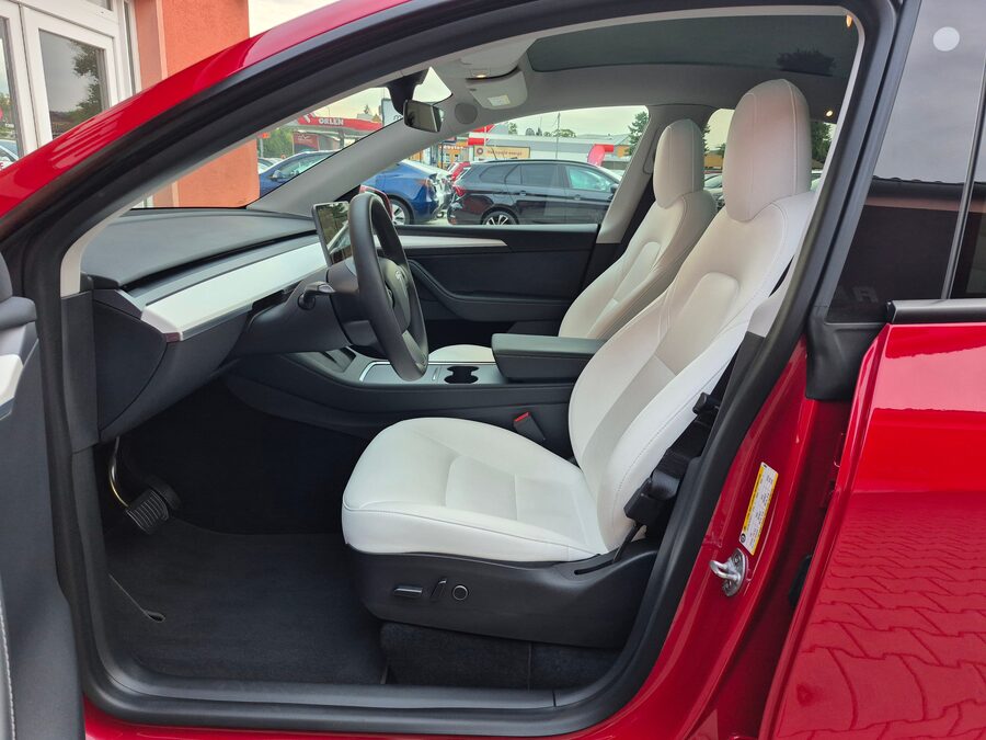 Tesla Model Y Long Range Dual Motor 378 kW – fotografie 12 z 27