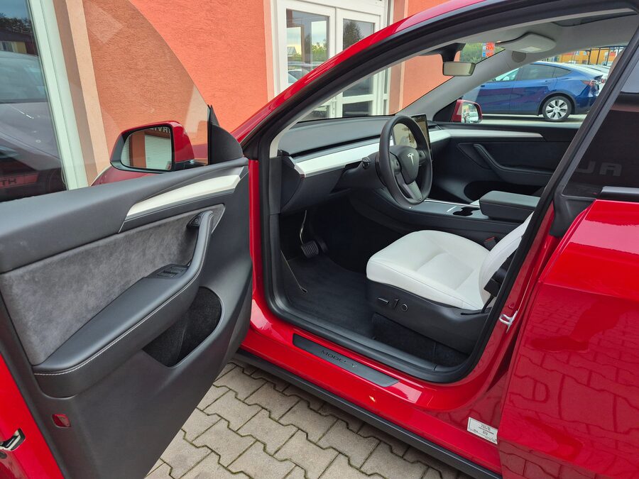Tesla Model Y Long Range Dual Motor 378 kW – fotografie 13 z 27