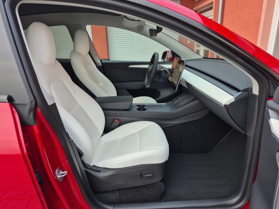 Tesla Model Y Long Range Dual Motor 378 kW – fotografie 14 z 27
