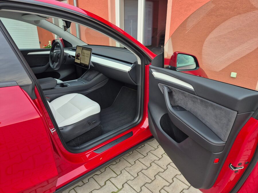 Tesla Model Y Long Range Dual Motor 378 kW – fotografie 16 z 27