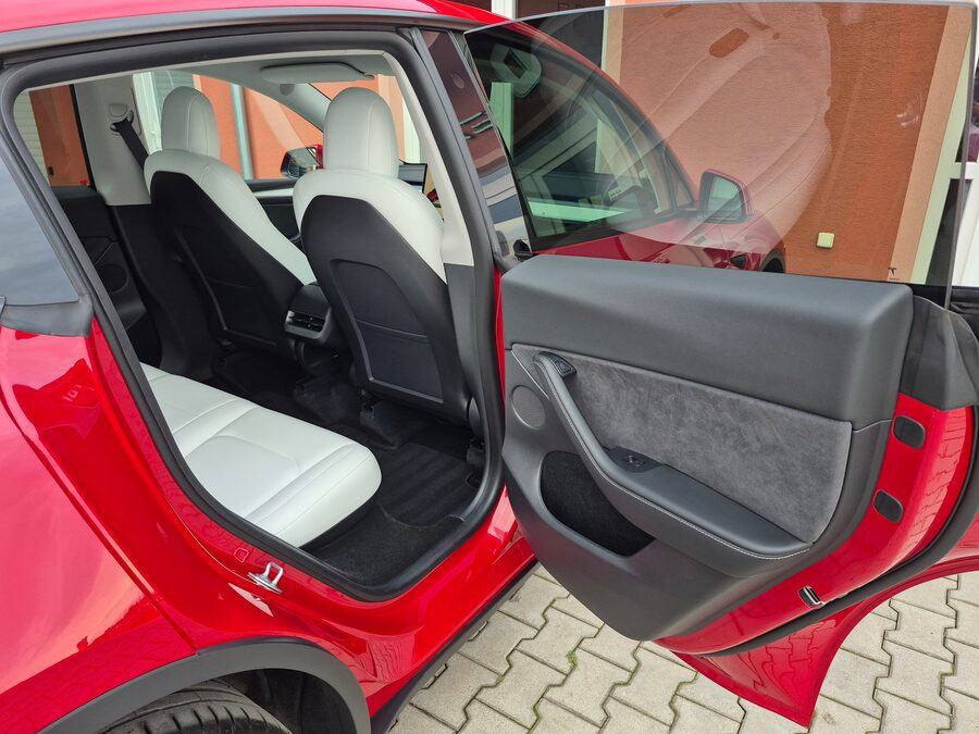 Tesla Model Y Long Range Dual Motor 378 kW – fotografie 18 z 27