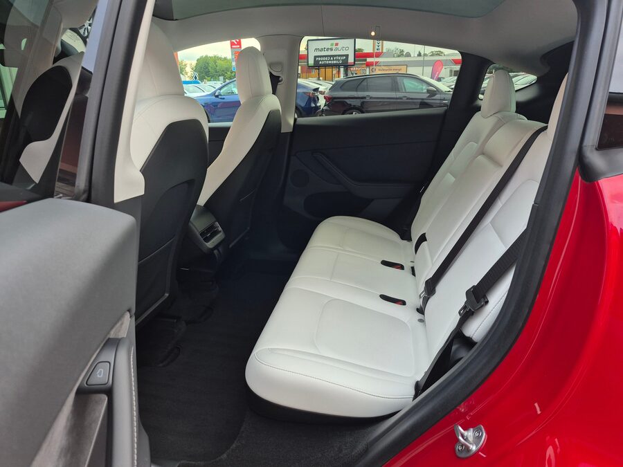 Tesla Model Y Long Range Dual Motor 378 kW – fotografie 19 z 27